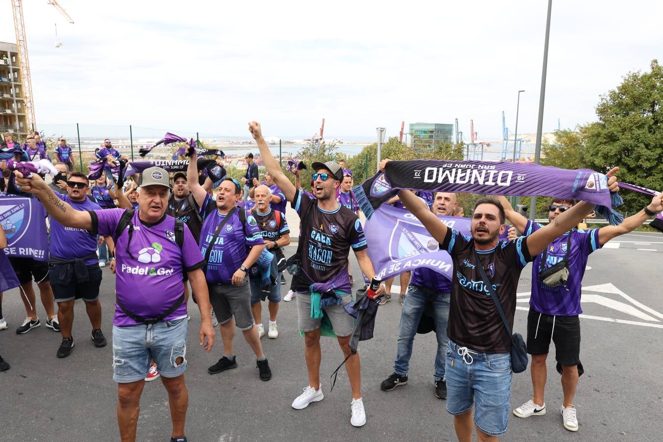 Fotos: El barrio San Juan de Santurtzi se vuelca con el Dinamo en su camino a la Copa