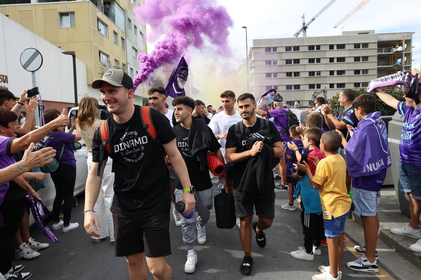 Fotos: El barrio San Juan de Santurtzi se vuelca con el Dinamo en su camino a la Copa