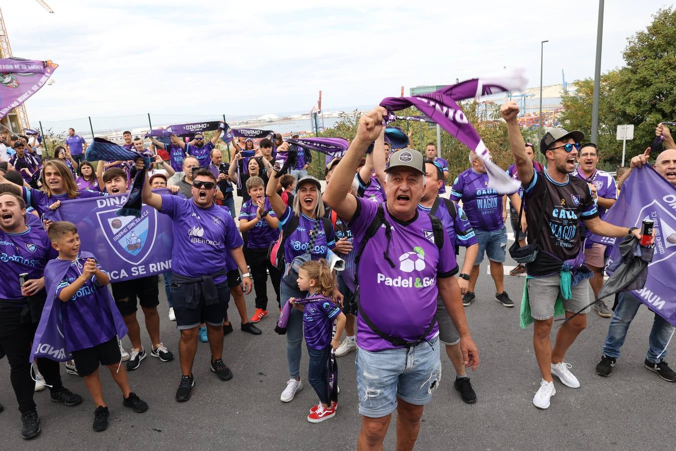 Fotos: El barrio San Juan de Santurtzi se vuelca con el Dinamo en su camino a la Copa