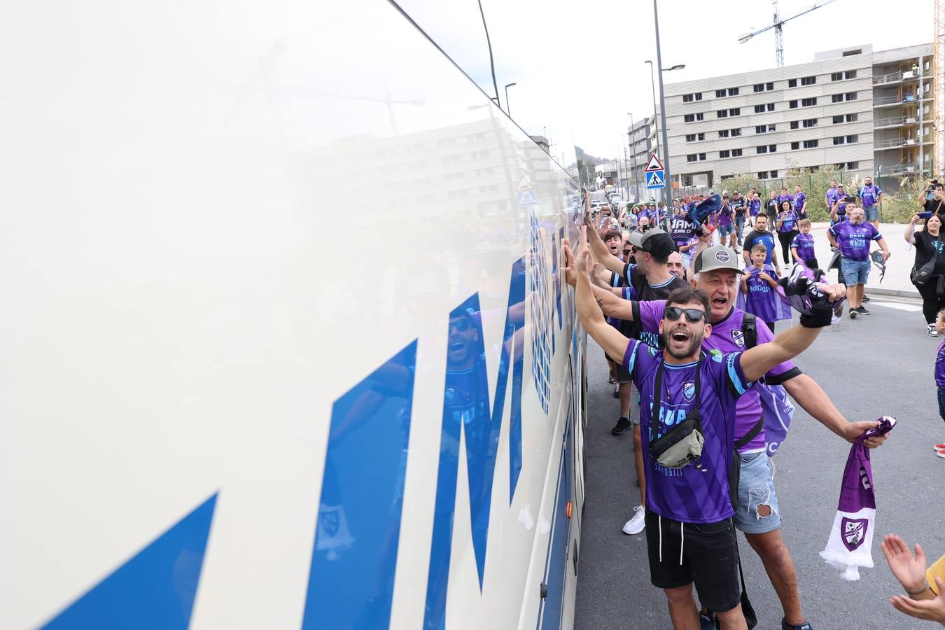 Fotos: El barrio San Juan de Santurtzi se vuelca con el Dinamo en su camino a la Copa