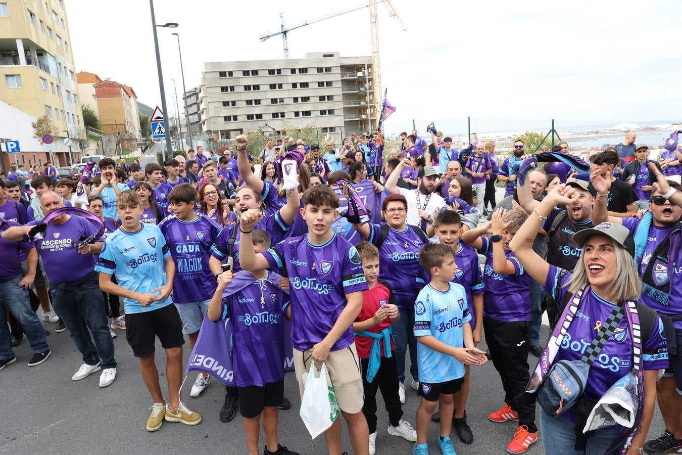 Fotos: El barrio San Juan de Santurtzi se vuelca con el Dinamo en su camino a la Copa