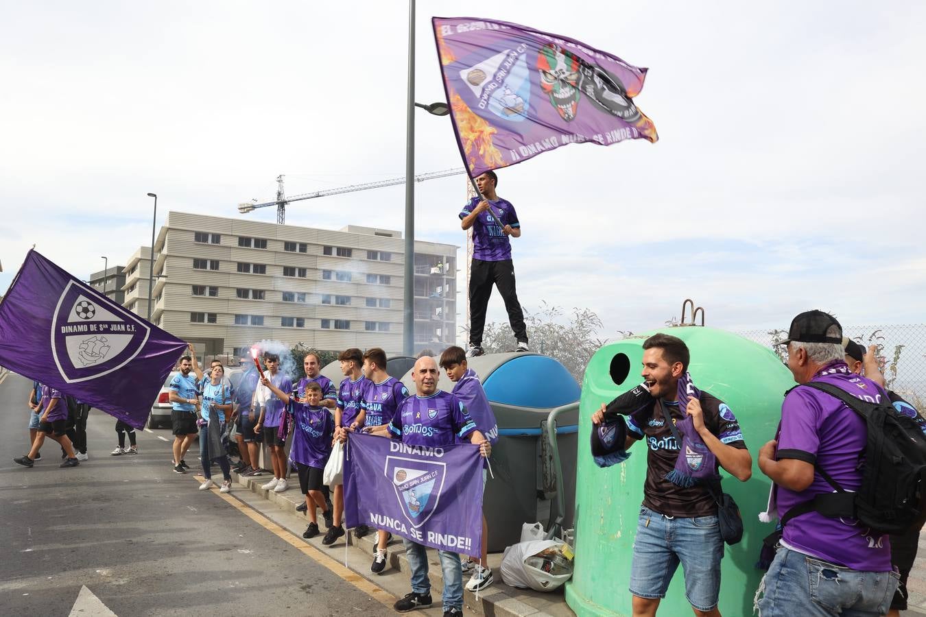 Fotos: El barrio San Juan de Santurtzi se vuelca con el Dinamo en su camino a la Copa