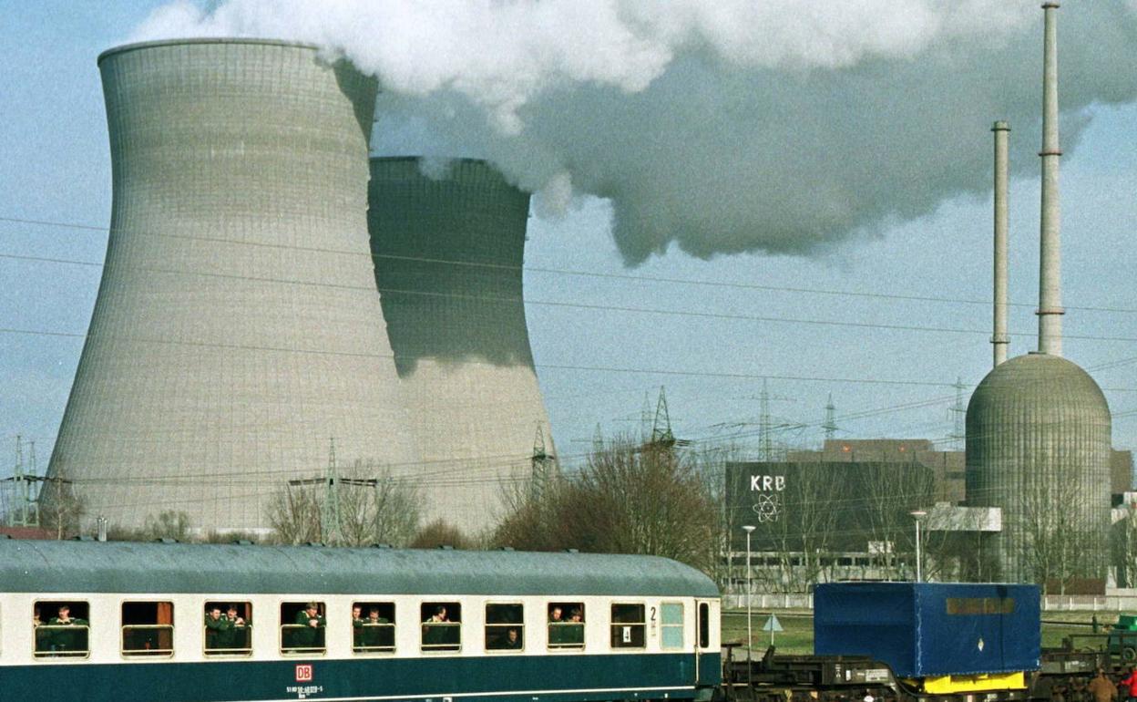 Un tren con material radiactivo junto a la central nuclear de la ciudad de Gundermmingen (Alemania). 