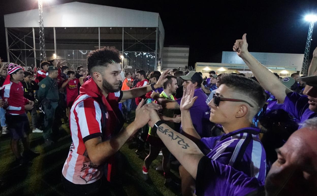 Las dos aficiones dieron una muestra de deportividad al término del encuentro. 