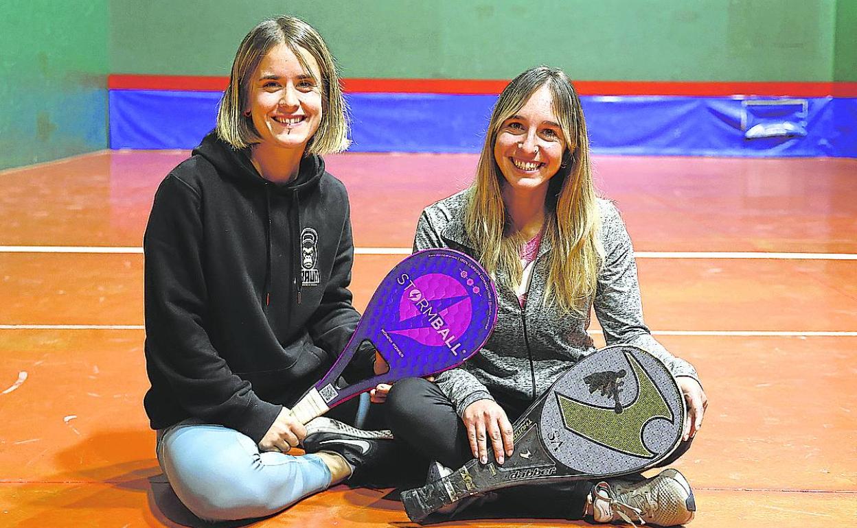 Anne Ibáñez, a la izquierda, y Nagore Martín en el frontón de Los Astrónomos. 