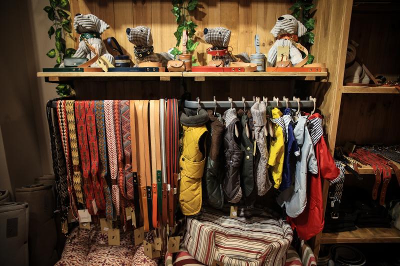 Correas y abrigos esperando a los clientes para lucir chic este otoño.