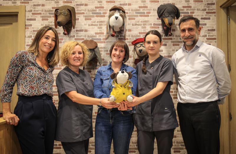 El mural con las cabeza de perro que llama la atención de la clientela. Delante, Lorena Fernández, Mirari, Delia, Uzuri y Diego Bareño. 