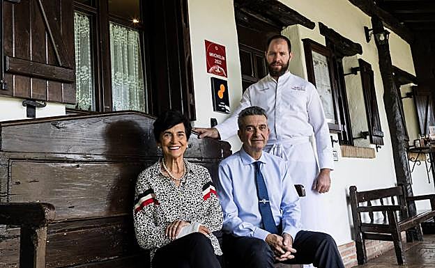 Asun Ibarrondo en la entrada del Boroa junto al maître y sumiller Juan Cobo y al cocinero Vitali Nofit. 