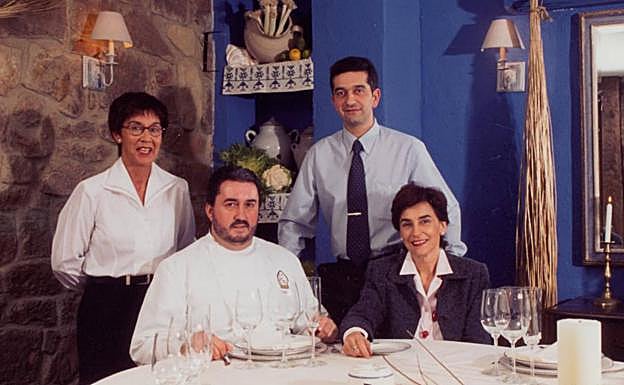 Sentada a la mesa junto al cocinero Jabier Gartzia.