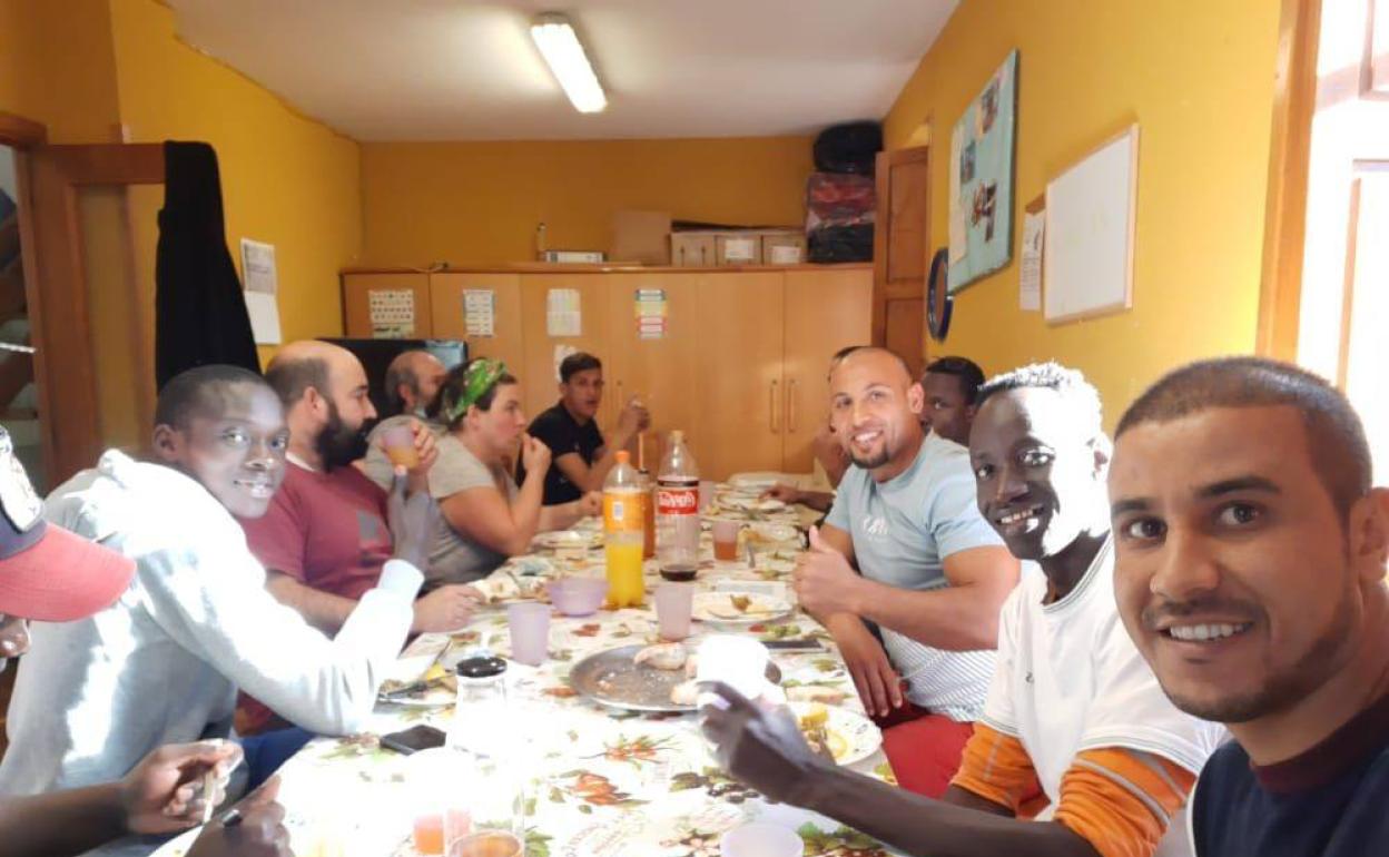 Algunos de los inmigrantes que han sido acogidos en el albergue de Atxondo durante una comida en la vivienda que ha sido clausurada.