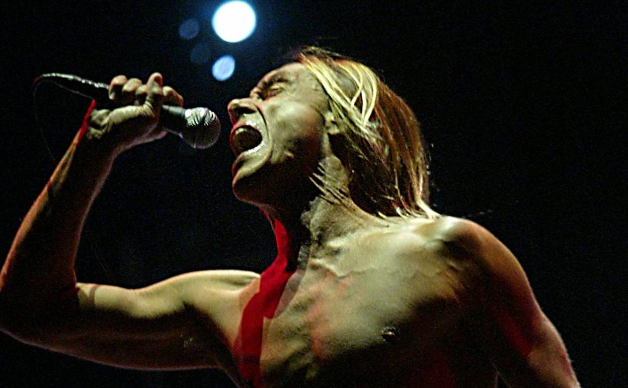 Iggy Pop canta a pleno pulmón en el concierto que ofreció en el Azkena Rock Festival en 2006.