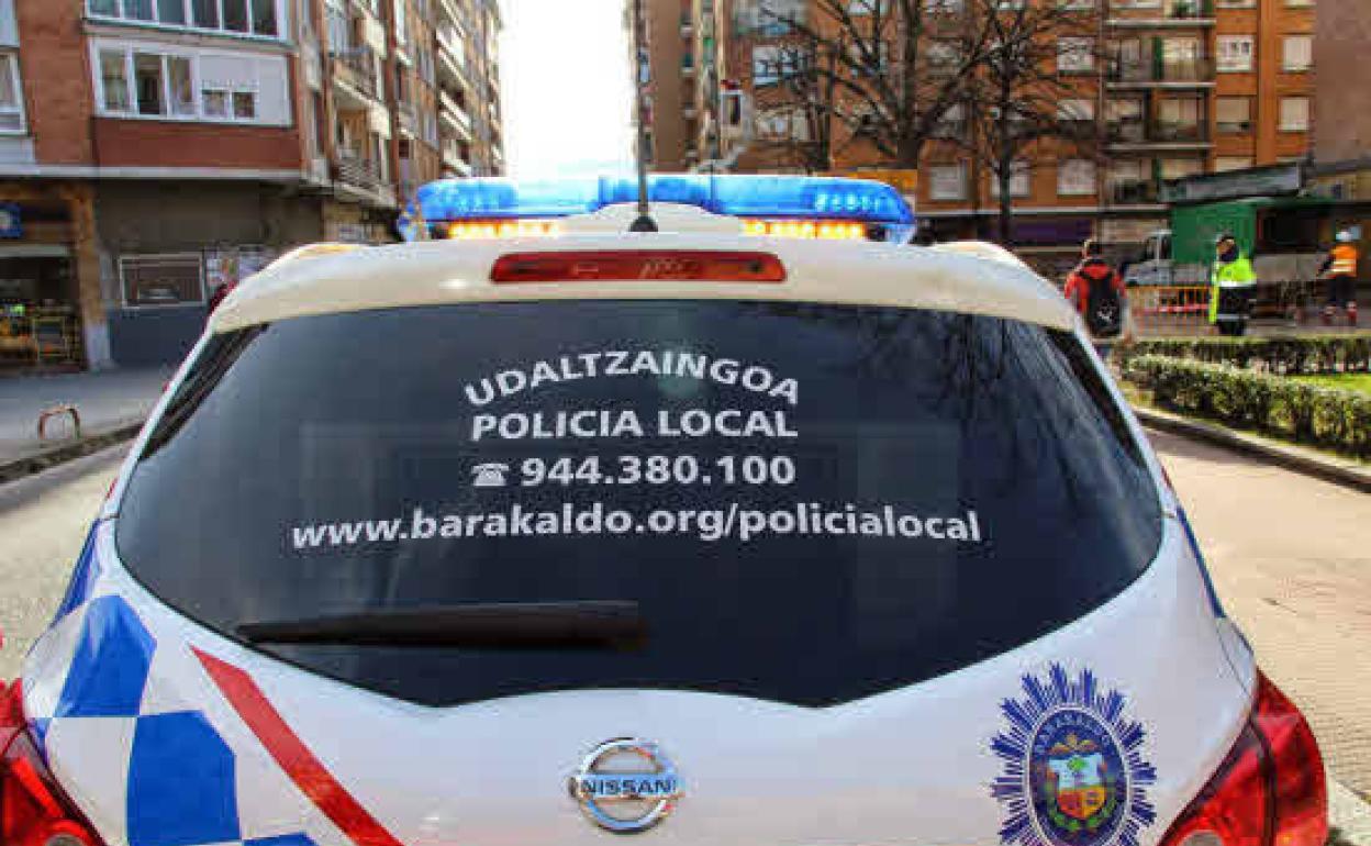 Los hechos tuvieron lugar en un céntrico parque de Barakaldo, mientras varios policías observaban. 