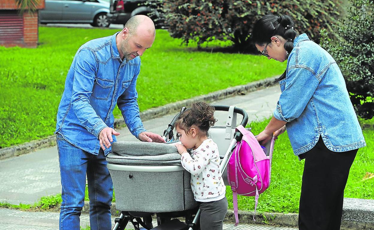 En Durango. Alaia dedica un gesto de cariño a su hermano Aimar tras salir ayer del colegio y dirigirse a un parque a jugar.