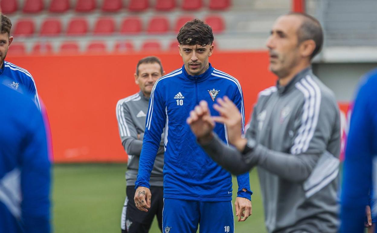 Gelabert, que volverá a estar convocado por segundo partido consecutivo y esta vez con opciones de disponer de minutos, atiende las explicaciones del preparador físico, Luis Prieto. 