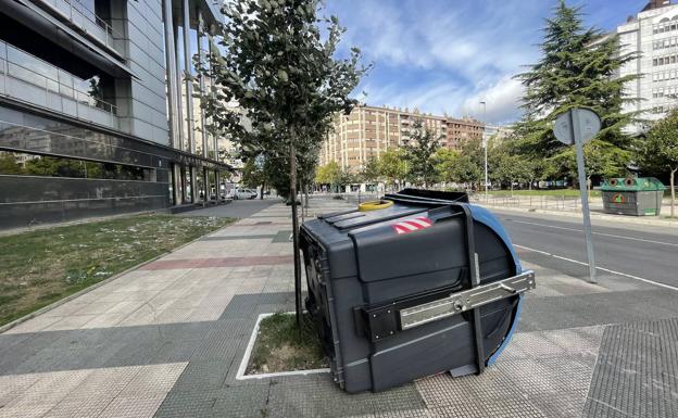 Contenedor volcado en la calzada en la mañana de este domingo en la calle Lascaray de Vitoria.