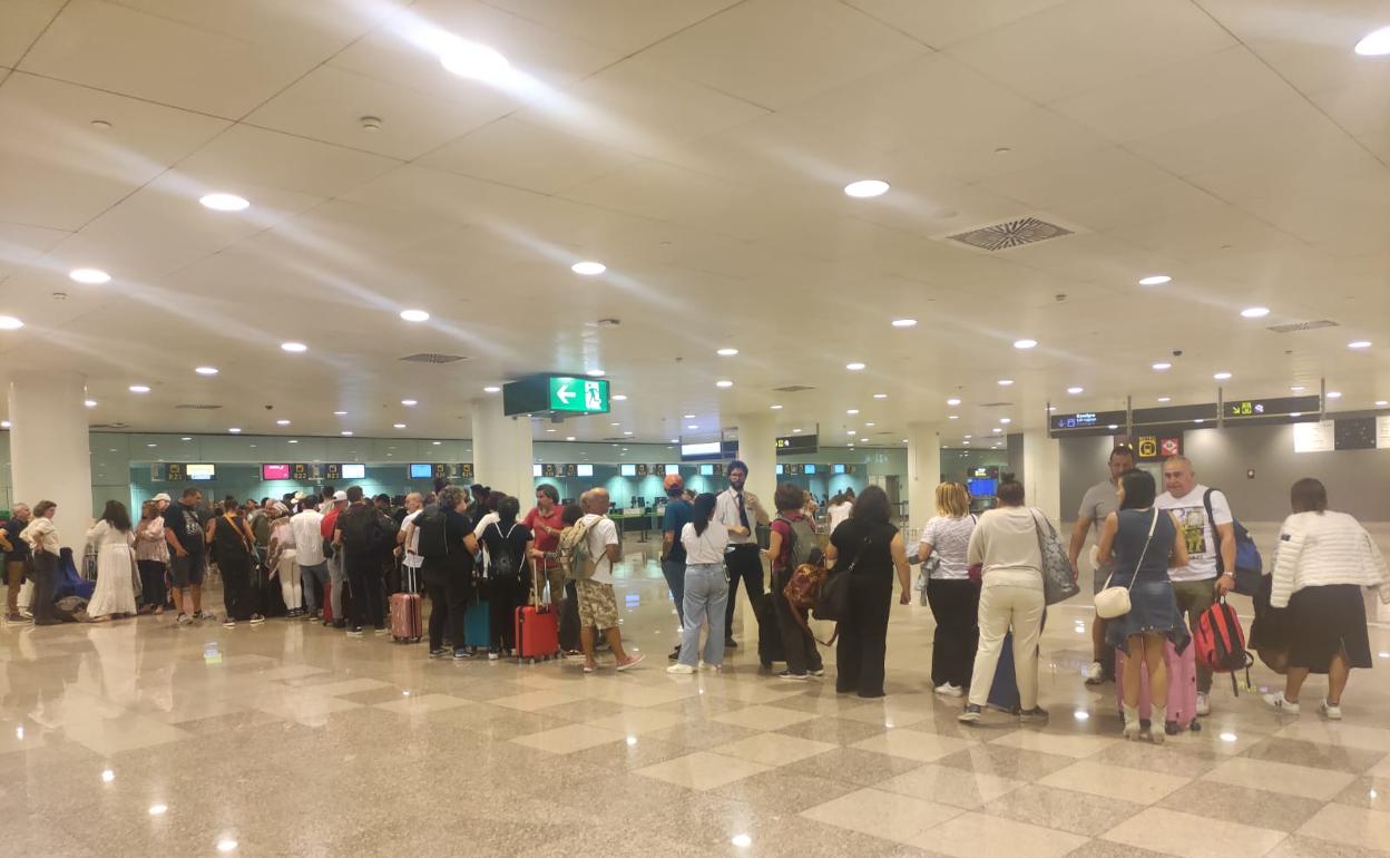 Pasajeros vascos, en el aeropuerto de Barcelona.