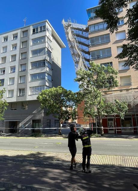 Imagen - El viento ha afectado a un andamio de un edificio de la calle Reyes de Navarra, que ha sido precintada.