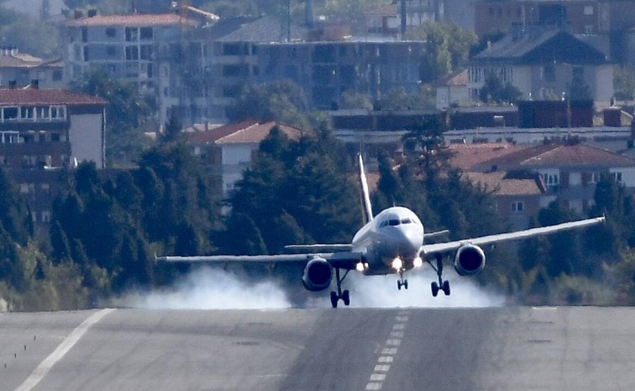 Un avión trata de tomar tierra en Loiu esta mañana. 