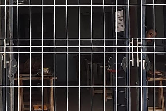 Imagen difundida por redes sociales en la que se ve a un trabajador en el interior del edificio.