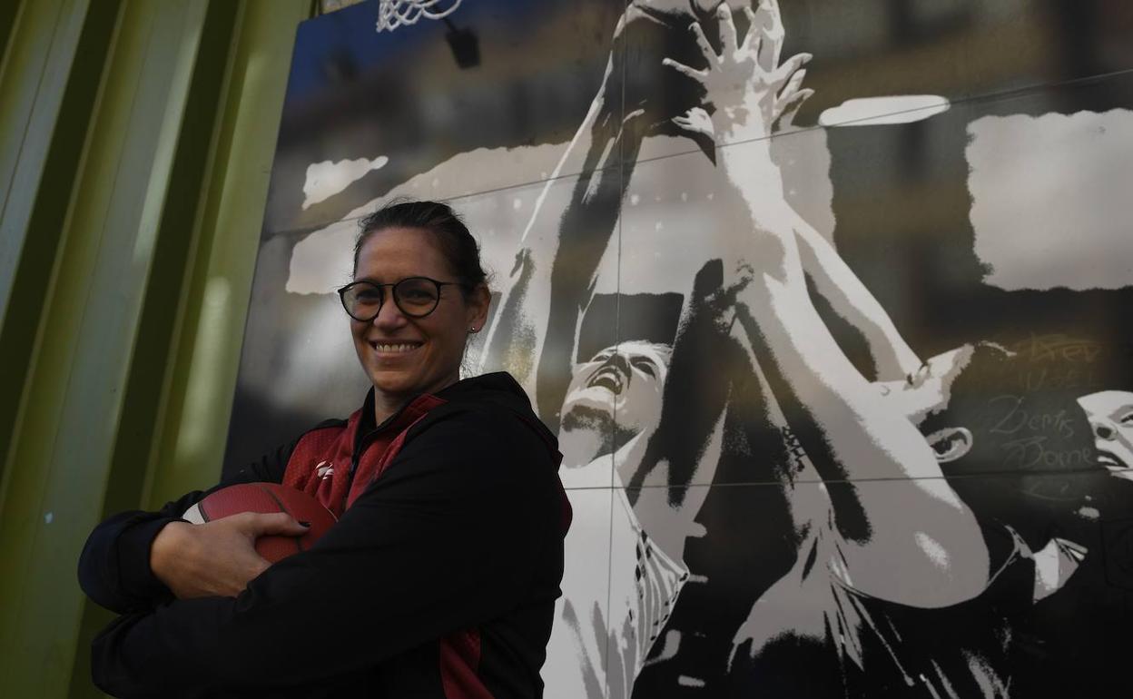 Anna Montañana, frente a uno de los murales situados en el exterior del polideportivo de Maloste. 