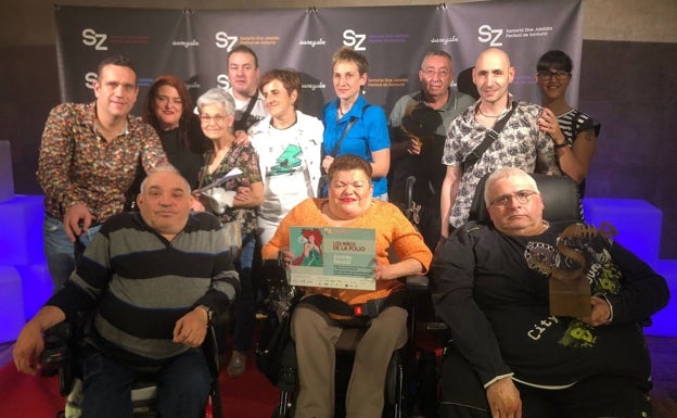 Serafín Iglesias, Mari Carmen Azona e Iñaki Blanco, protagonistas del corto, junto con miembros que realizaron la obra, amigos y compañeros de Andrés. 