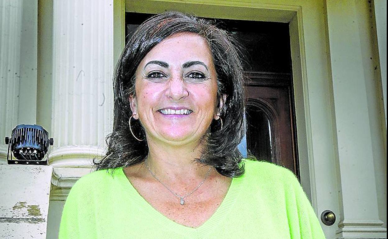 Concha Andreu posa en las escalinatas de la sede de la Presidencia del Gobierno de La Rioja. 