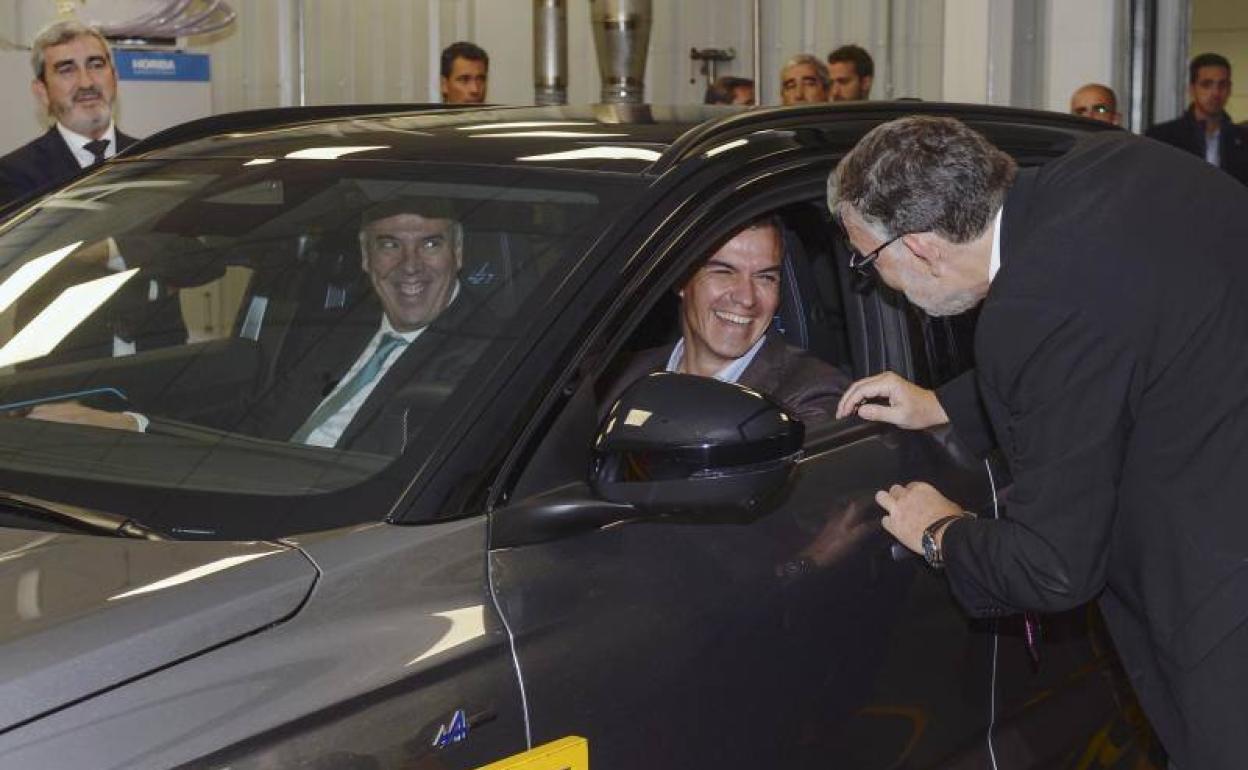 El presidente del Gobierno, Pedro Sánchez, este lunes en su visita a la fábrica de Renault en Valladolid. 