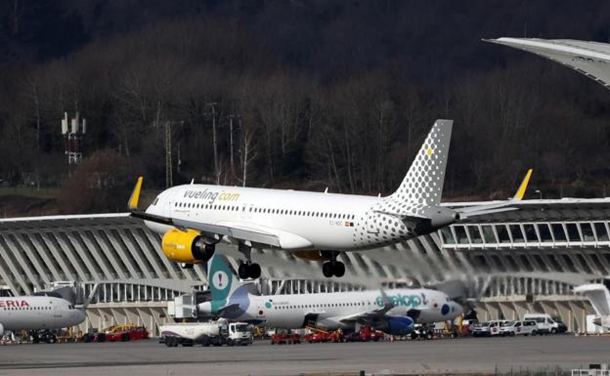 Un avión de Vueling aterriza en Loiu. 