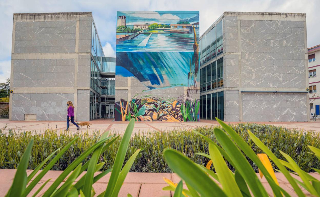 Mural pintado en el centro cívico de Nanclares de la Oca.