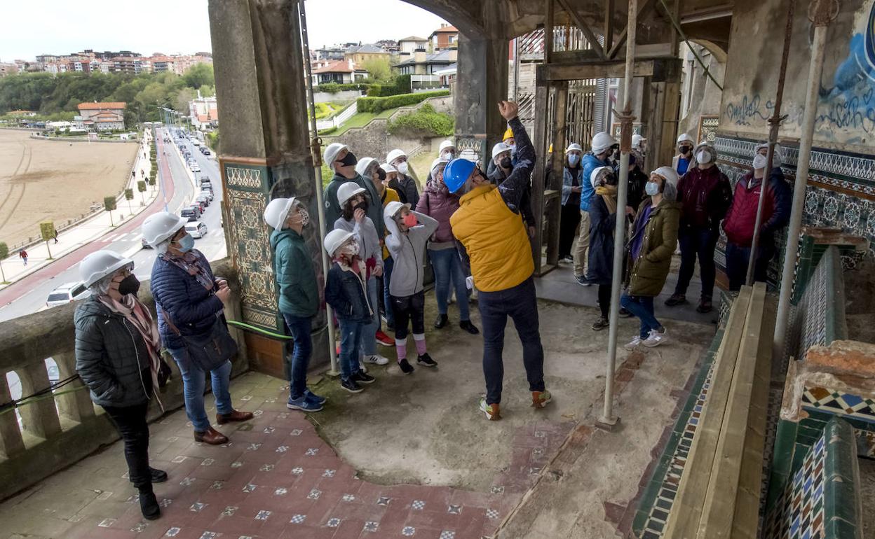El guía explica detalles sobre la estructura del mirador. 