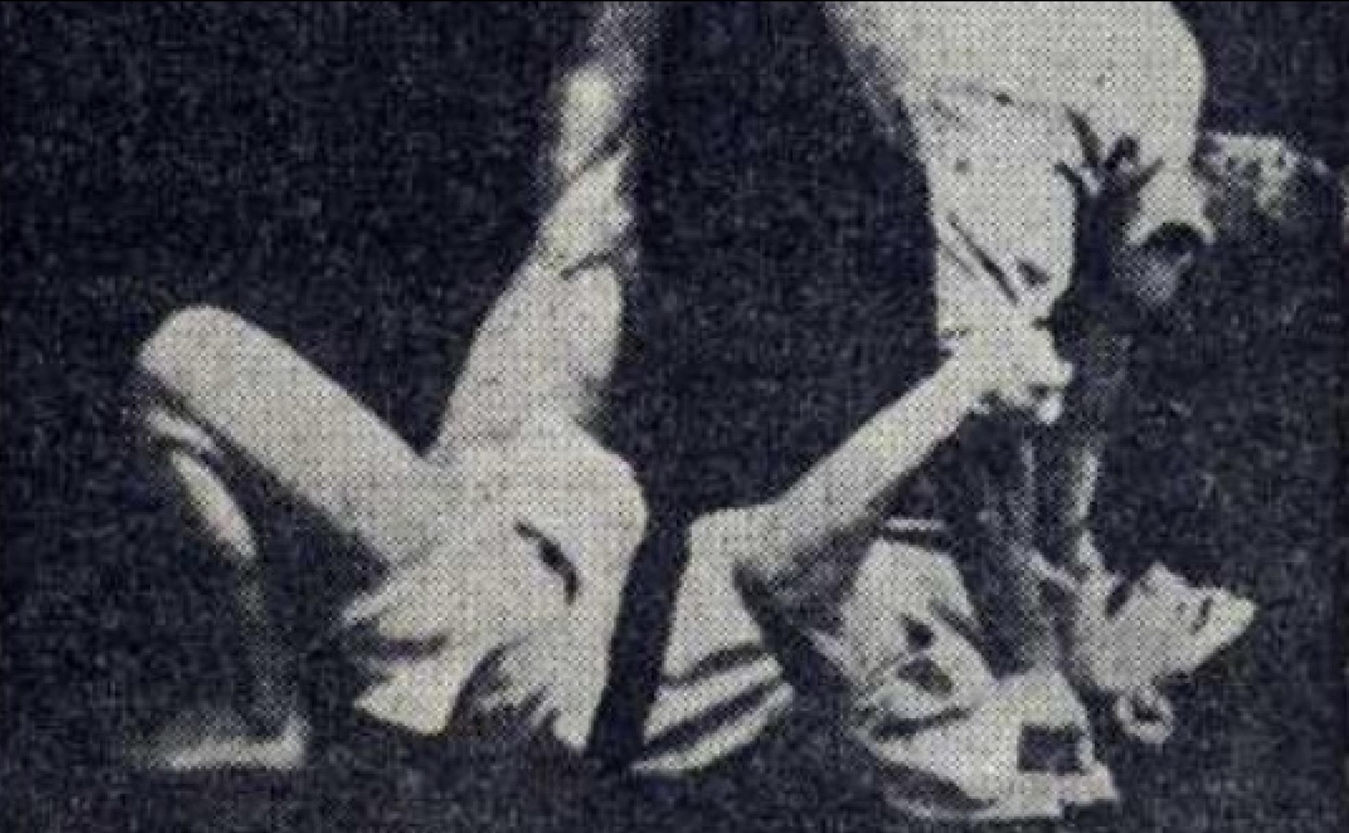 Rakún derriba a su oponente mediante «una rara argucia», según decía la prensa de la época.