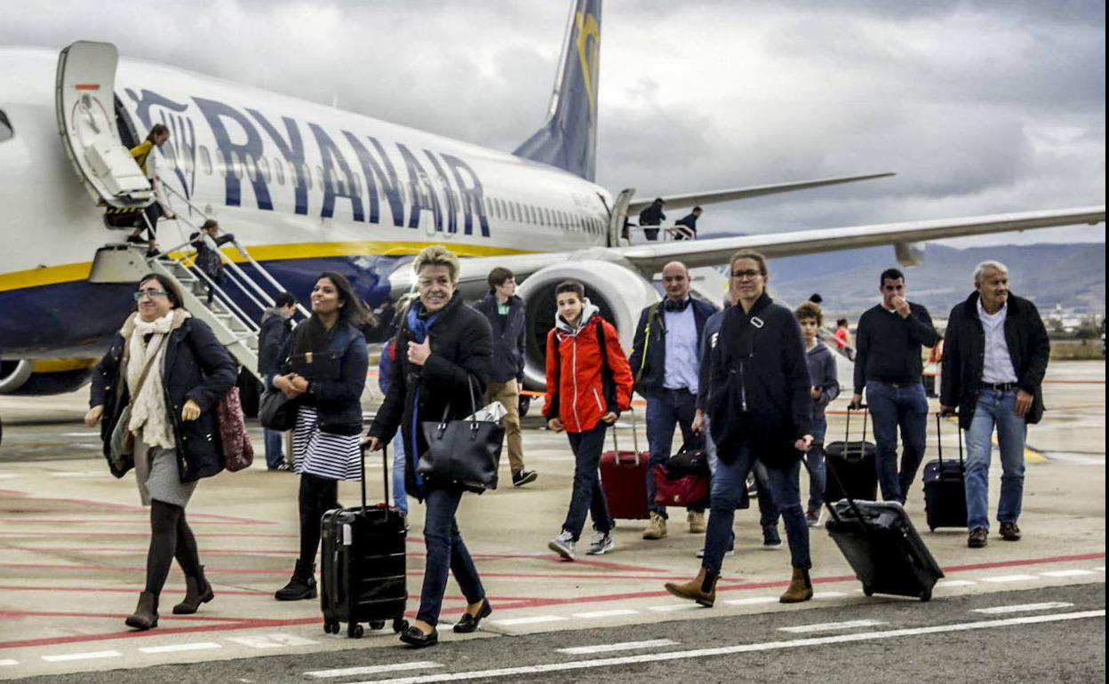 Pasajeros en el aeropuerto de Foronda. 