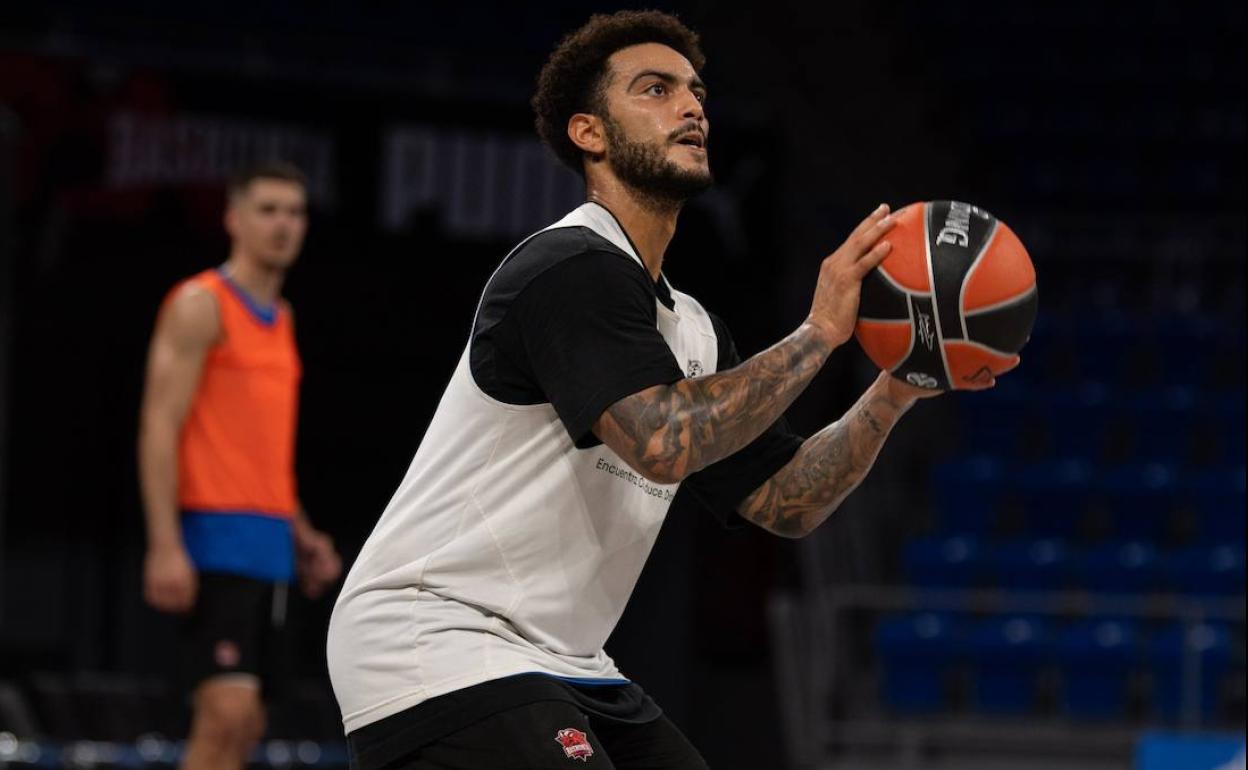 Howard ya trabaja en solitario sobre la pista. 