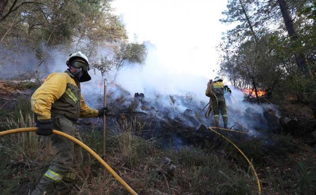 Bomberos, durante los trabajos de extinción del incendio de Balmaseda y Zalla.