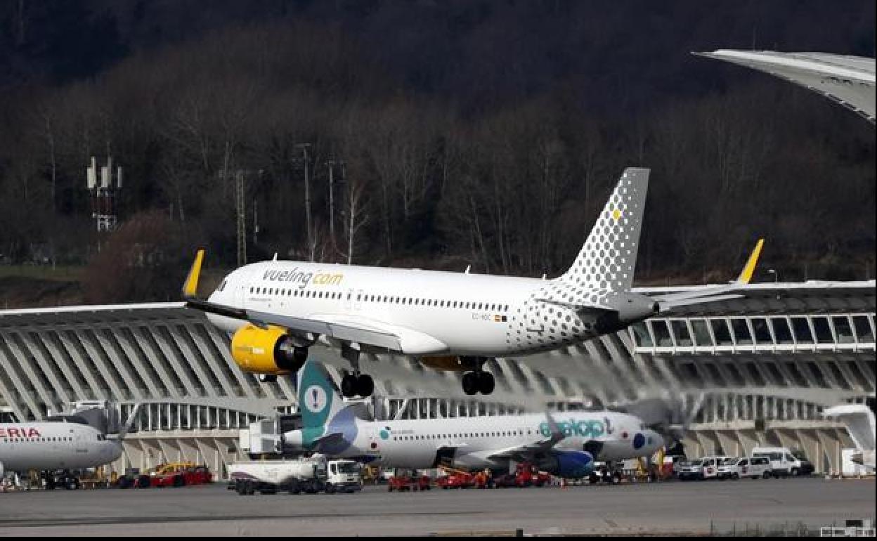 Un avión de Vueling aterriza en el aeropuerto de Bilbao. 