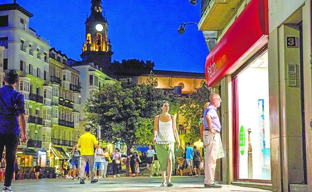 El 'veroño' se nota también por la noche en las calles de Vitoria. 