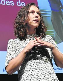 Imagen secundaria 2 - Arriba, el director de EL CORREO, José Miguel Santamaría, Asís Canales, delegado institucional de Iberdrola en el País Vasco, el consejero de Planificación Territorial Iñaki Arriola y Sergio Serna, director de TECH friendly. Numeroso público asistió a la jornada en el Guggenheim. A la derecha, Sonia Segade, de Renfe. 