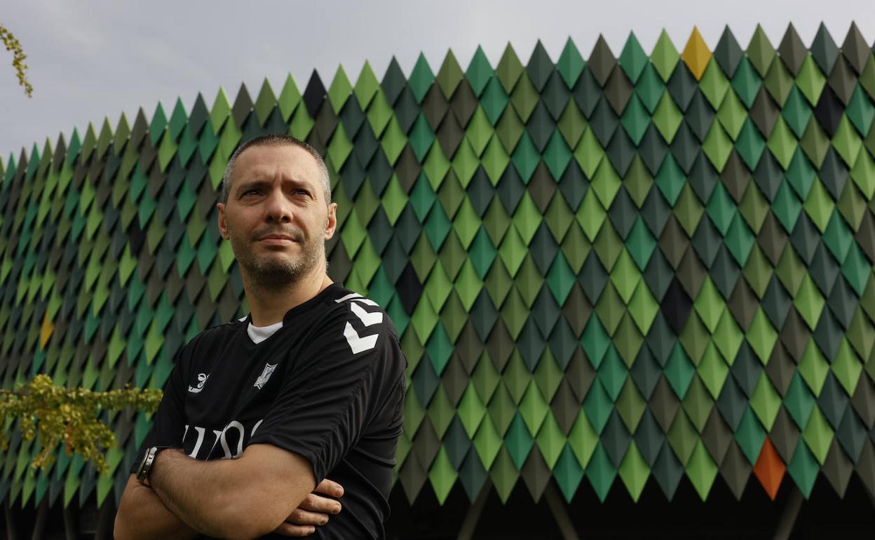 Javi Salgado posa en los exteriores del pabellón de Miribilla. 