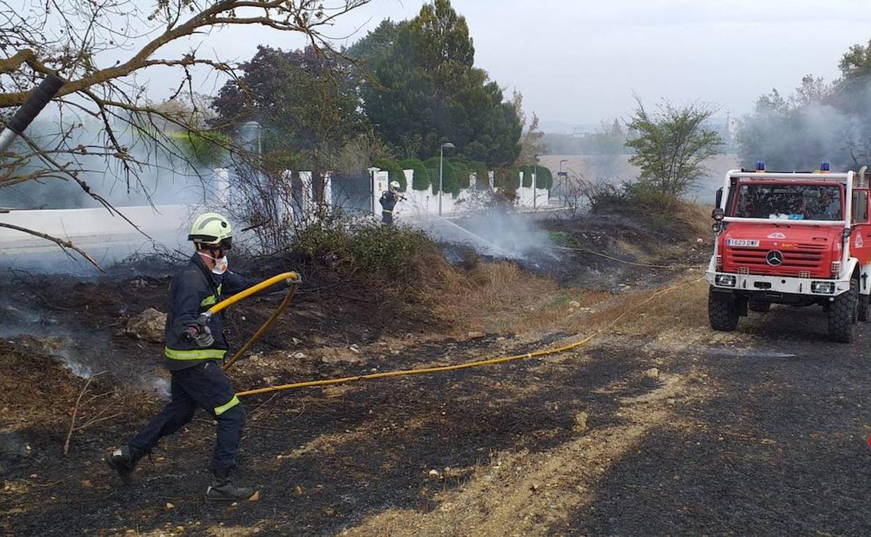 Las dotaciones desplazadas sofocan los rescoldos del incendio. 