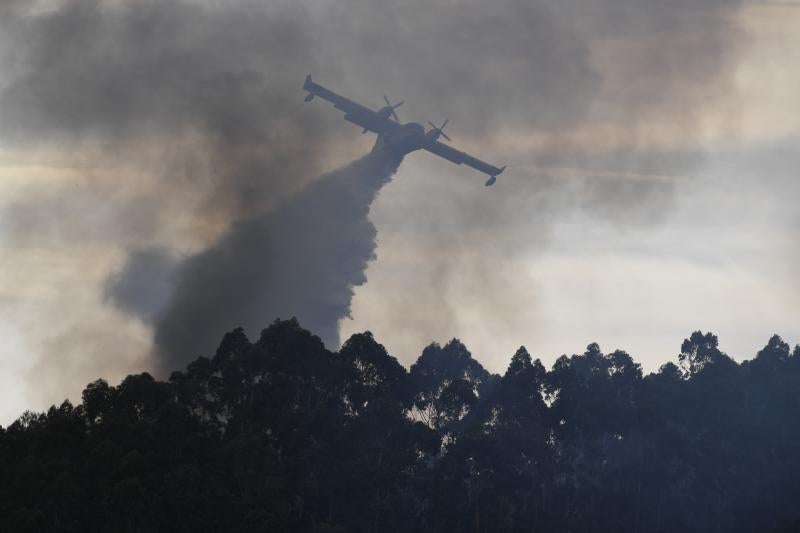 El hidroavión descarga el agua en el incendio.