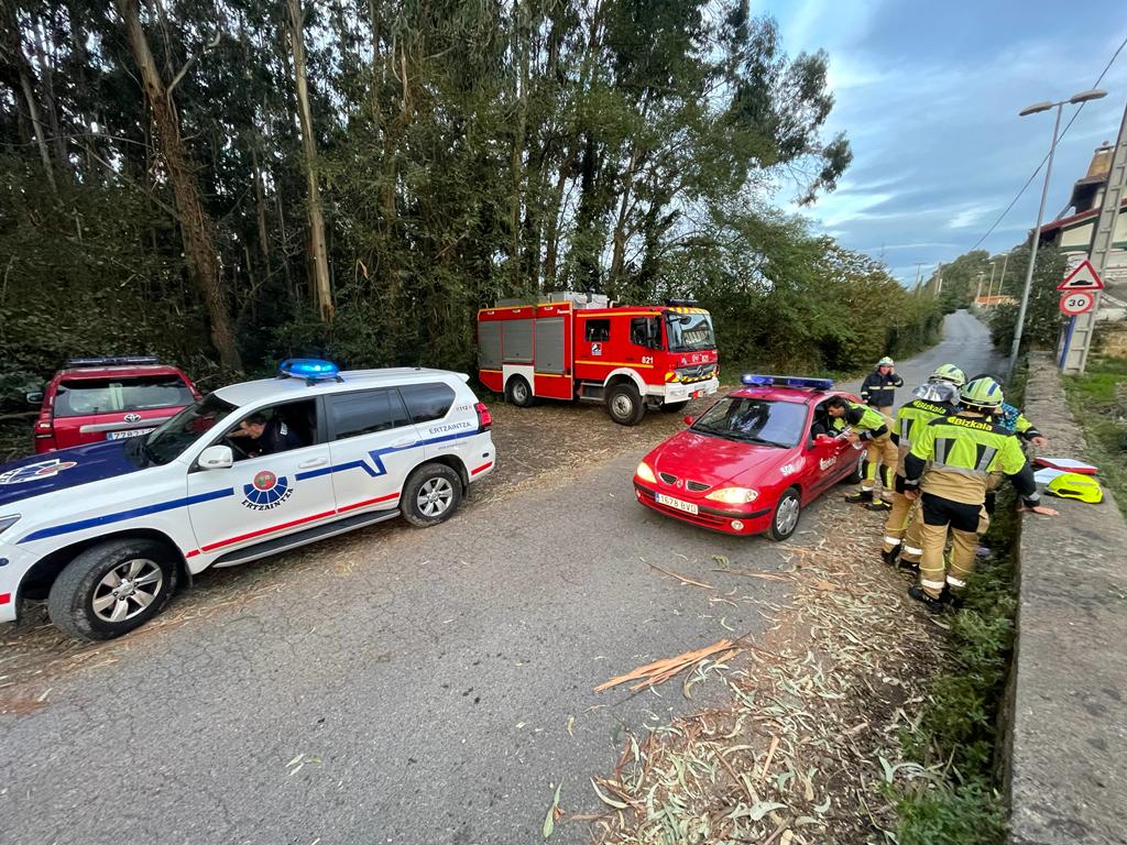 Los Bomberos en la zona de Unbe, en el límite entre Berango y Erandio.