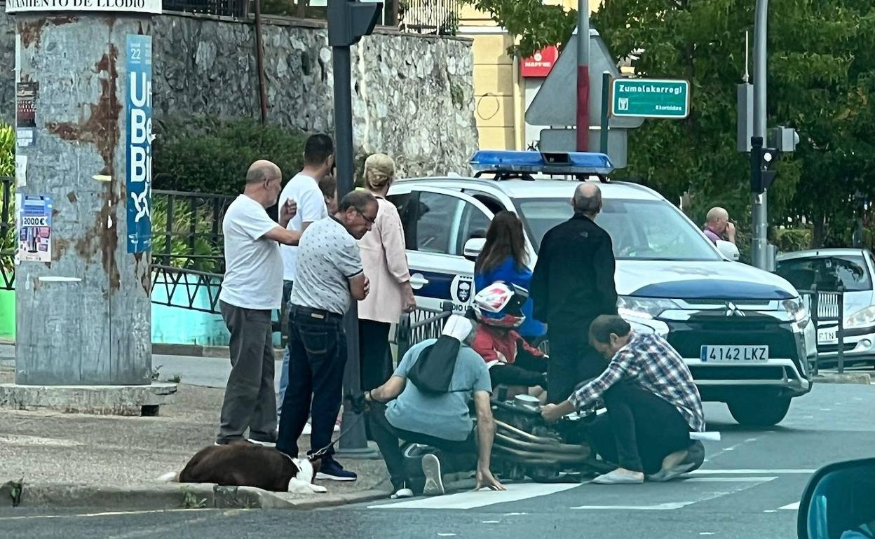 El conductor se ha caido de la moto, pero el accidente no ha tenido consecuencias. 