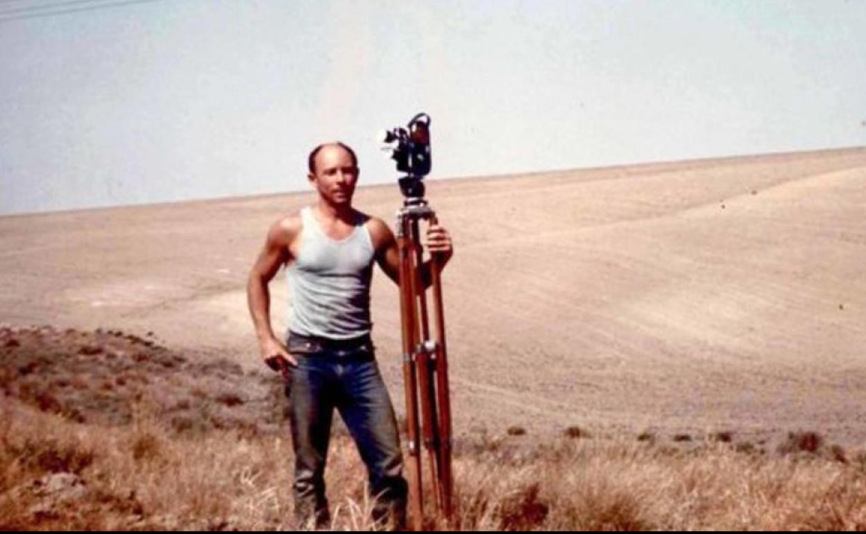 Bruce Baillie fotografiado rodando una de sus películas en el estado de Washington. 