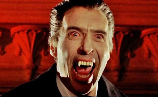 Christopher Lee, como Drácula.