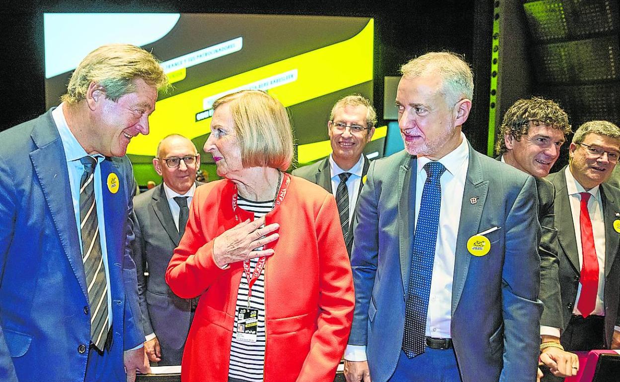 Bingen Zupiria, consejero de Cultura del Gobierno vasco y el lehendakari Iñigo Urkullu, en la presentación del Tour. 