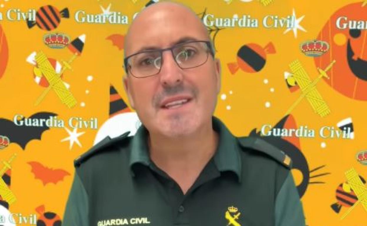 Los 'trikitrukos' de la Guardia Civil de Bizkaia para Halloween: «El monstruo no es el que lleva el uniforme»