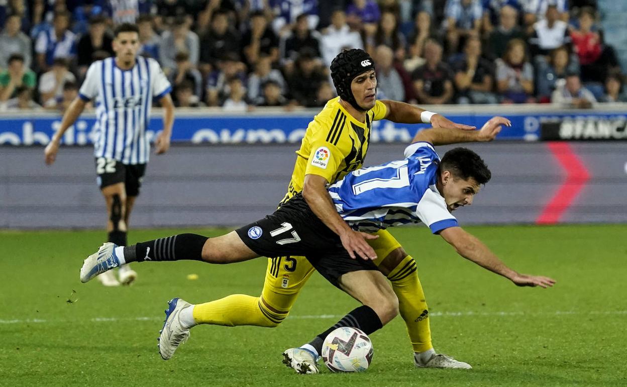 Xeber Alkain, que salió al campo en la segunda mitad, es derribado en mitad de una carrera por el centrocampista ovetense Luismi Sánchez