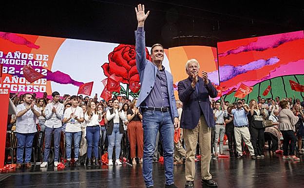 Pedro Sánchez y Felipe González, en el acto de conmemoración a la victoria socialista en 1982. 