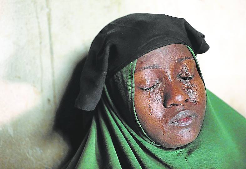 ‘Afraid to go to School’. Aminah Labaran llora dos días después del rapto de sus hijas en Nigeria. En plena noche, un grupo armado secuestró a 279 chicas. Las niñas temen ir a la escuela. 