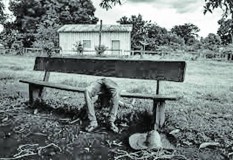 ‘Amazonian Dystopia’. Un miembro de una comunidad afrobrasileña descendiente de pueblos esclavizados yace desmayado en un banco. «Un símbolo de la degradación moral», señala Gutiérrez. 